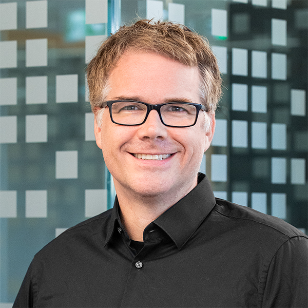 Porträtbild von Dr. Tom Zentek. Männlich, mittleres Alter, hellbraune und graue Haare mit Brille und braunen Augen.